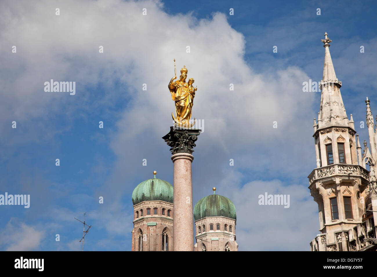 Vierge Marie au sommet de la Mariensäule et l'église Frauenkirche tours de la Munich, Bavière, Allemagne Banque D'Images