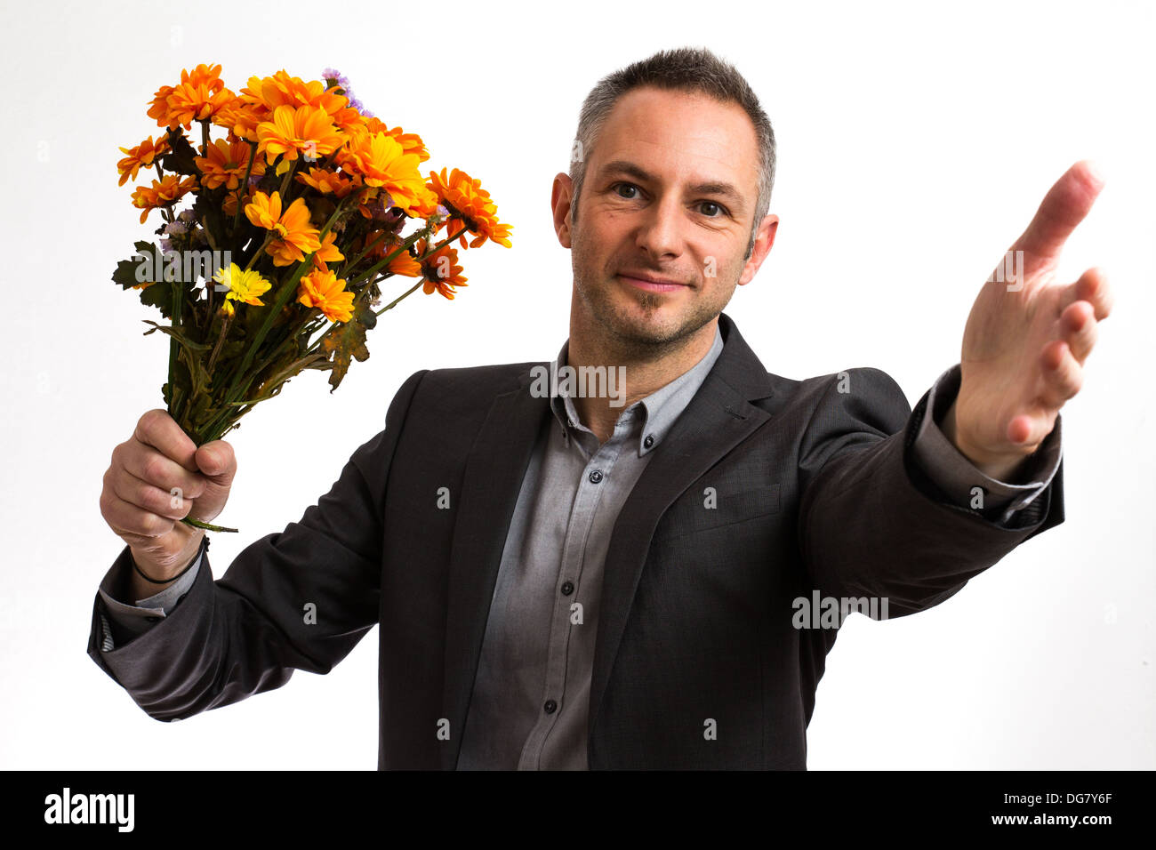 Homme Avec Bouquet De Fleurs Et De Main Tendue Banque D
