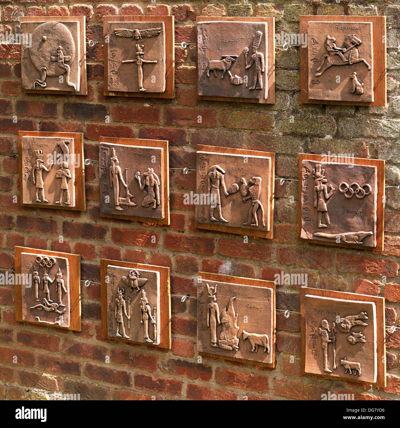 Hiéroglyphe égyptien de l'oeuvre inspirée des carreaux de céramique sur mur de brique rouge Barnsdale Jardins, Oakham, Rutland, England, UK. Banque D'Images