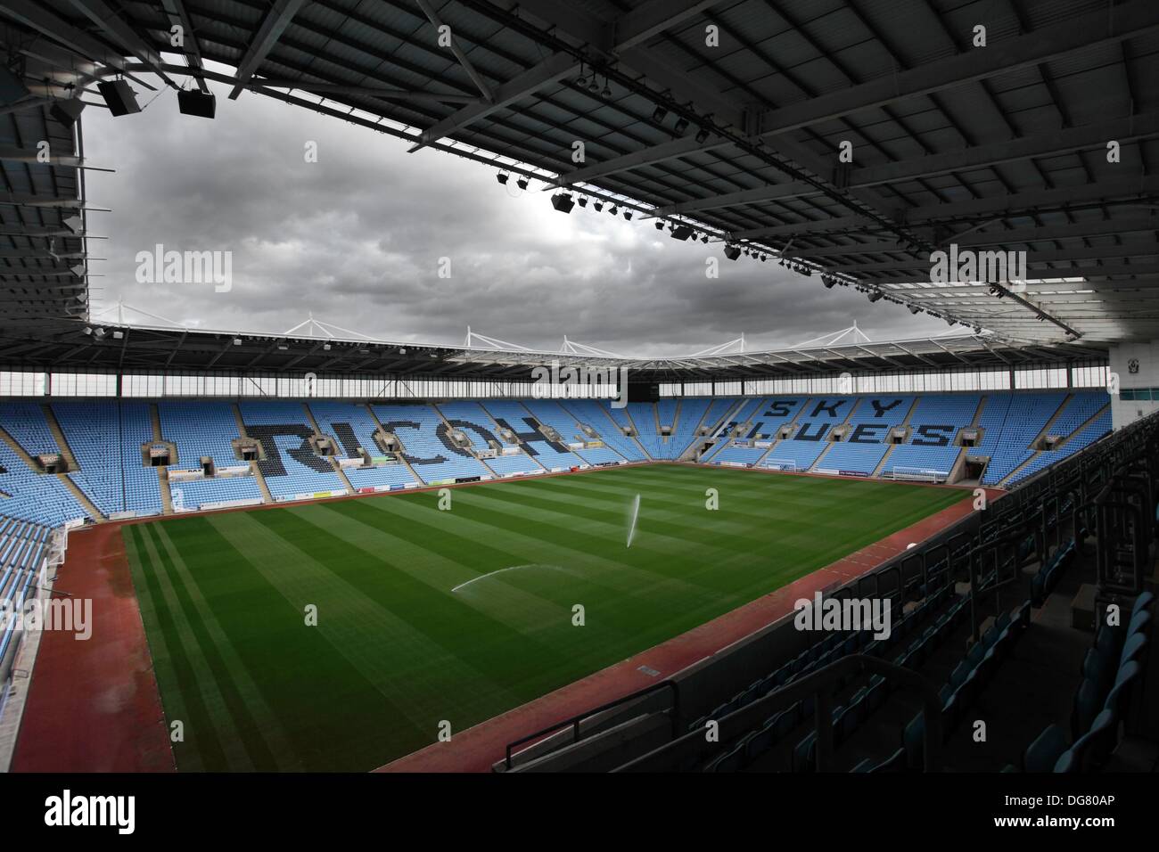 Coventry, Royaume-Uni. 15 octobre 2013. Gazon intact de la Ricoh Stadium. La seule chose jouer au Ricoh Stadium de Coventry sont l'aspersion d'eau sur le terrain, à Coventry City FC est obligé de jouer à Northampton en raison de difficultés financières. © Tony Charnock/Alamy Live News Banque D'Images