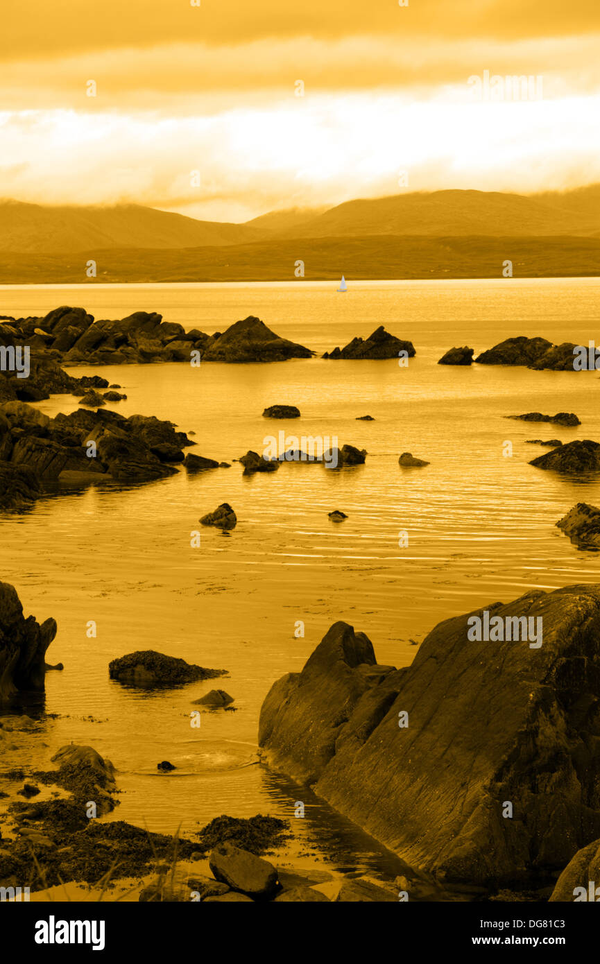 Vue panoramique dans la région de Kerry Irlande du yacht voile en solitaire Banque D'Images