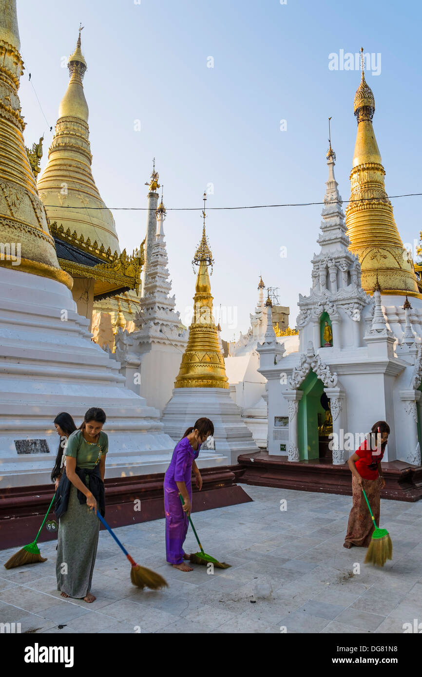 Les femmes balayent la pagode Shwedagon, Yangon, Myanmar, en Asie Banque D'Images