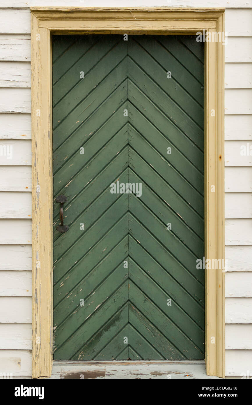 Vieille porte en bois à motif chevron situé dans la paroi en bois blanc  Photo Stock - Alamy