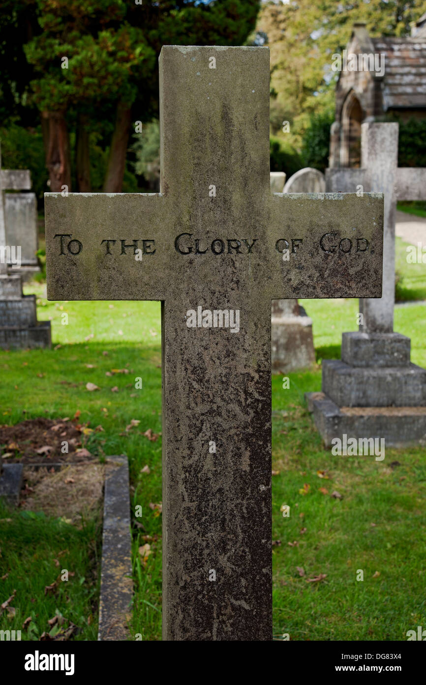 Gros plan de l'inscription écrivant des mots sur la croix de pierre sur la pierre tombale dans le cimetière de l'église Angleterre Royaume-Uni GB Grande-Bretagne Banque D'Images