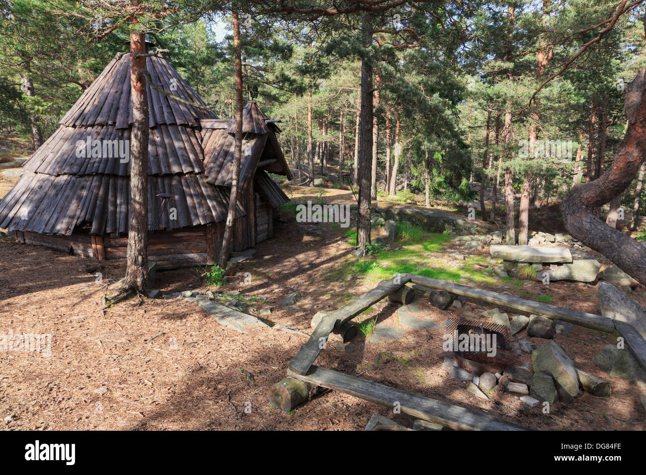 Avec un camp tipi camp et barbecue construit pour la communauté dans une forêt de pins près de Fredrikstad, Østfold, Norvège, Scandinavie Banque D'Images