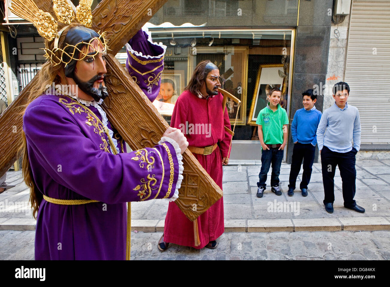 'FigurasÂ' et les spectateurs.La Semaine Sainte. Dimanche de Pâques.Puente Genil. CÃ³Rdoba province. Espagne Banque D'Images