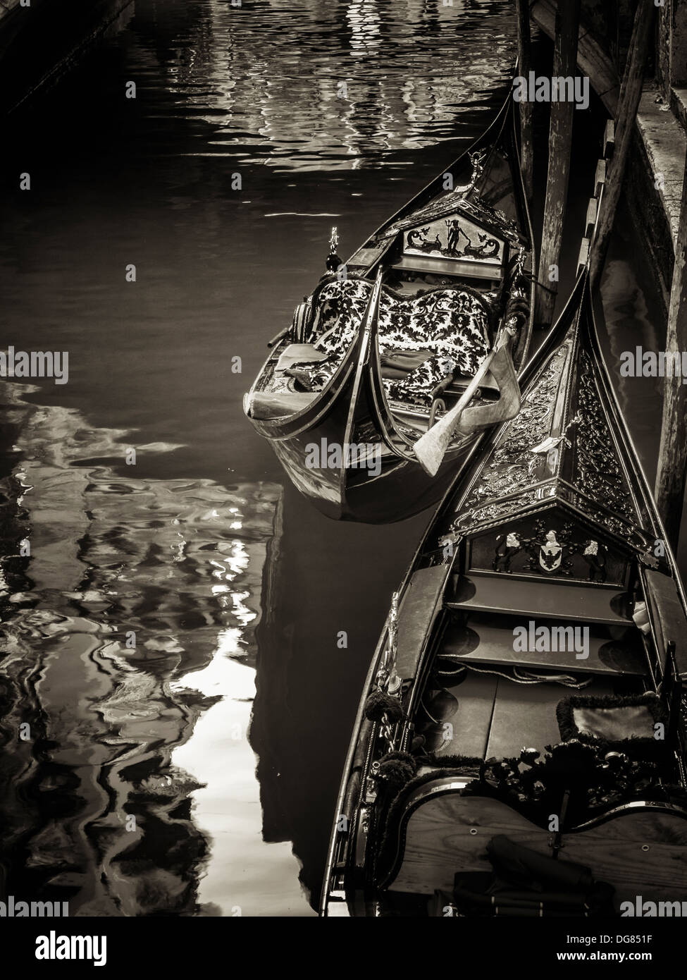 Image Tonique : gondoles de petit canal à Venise Shot ajouté le contraste et le vignetage pour retro et plus dramatique sentiment. Banque D'Images