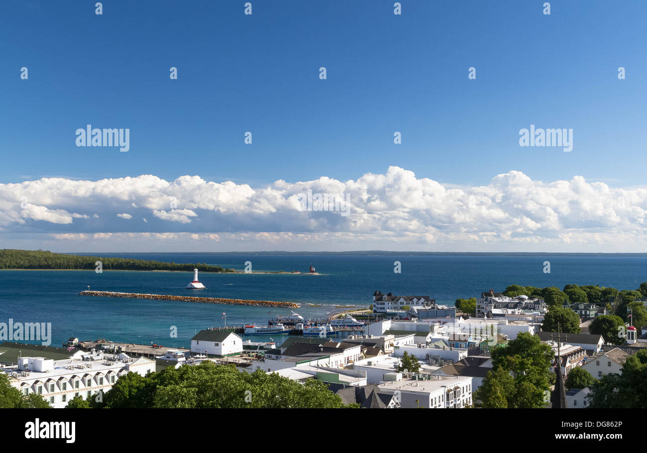 L'île Mackinac, Michigan à la ville vers le bas du fort. Il y a deux phares dans le port. Banque D'Images