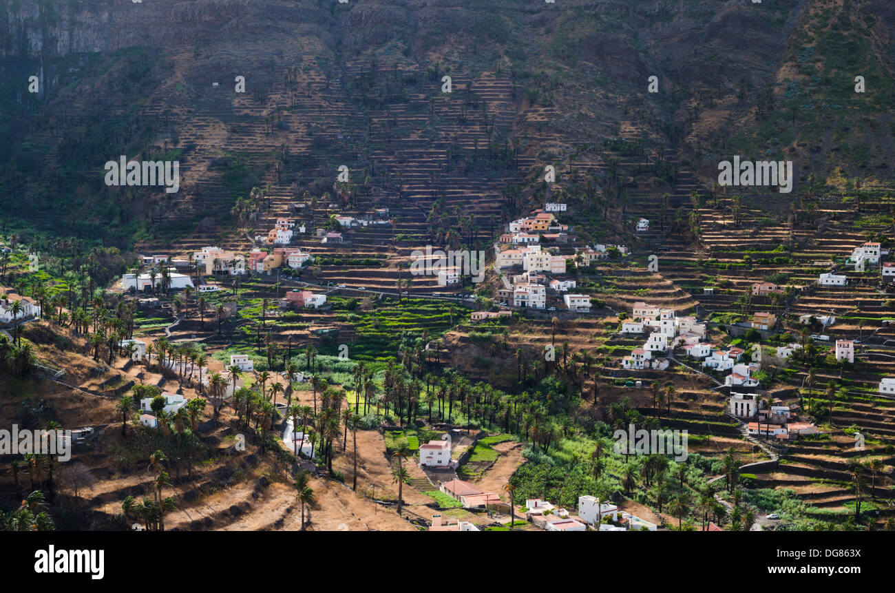 La partie supérieure de la ville de Valle Gran Rey, La Gomera, avec de nombreuses terrasses agricoles sur la vallée escarpée falaise côtés Banque D'Images