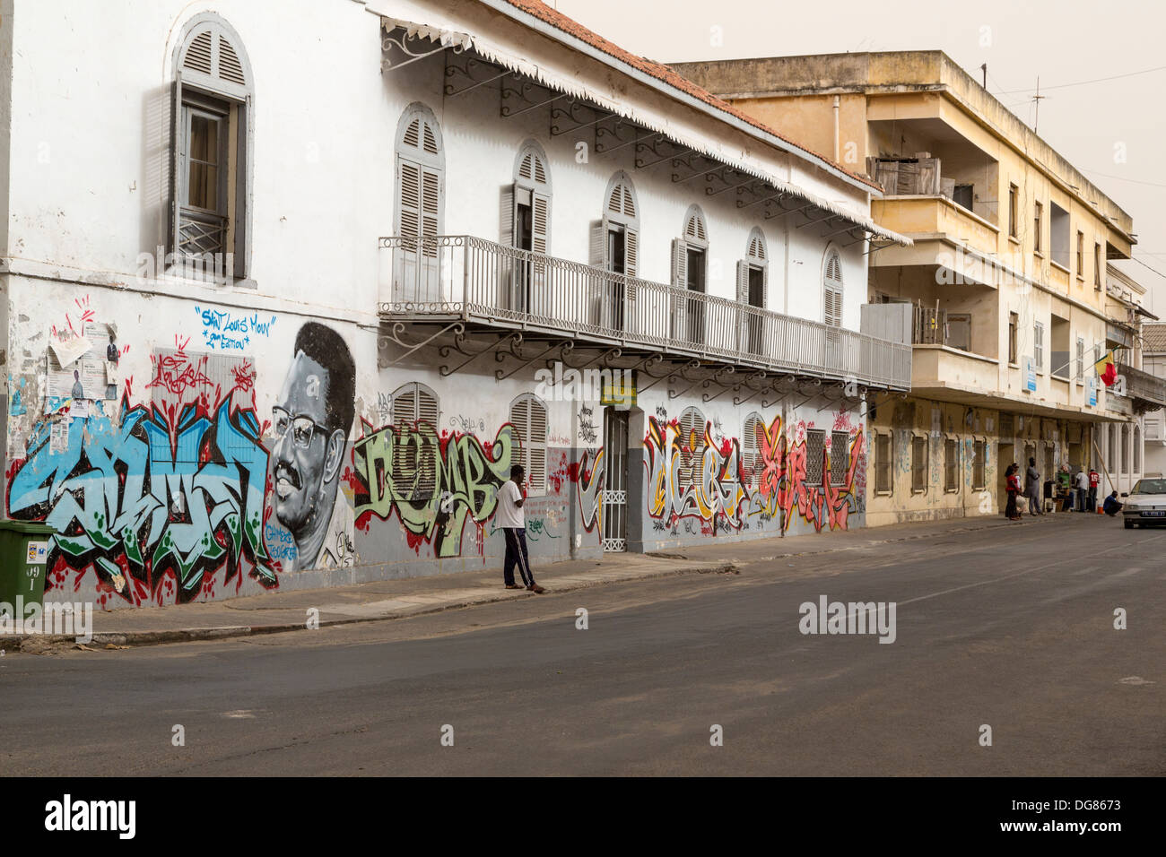 Sénégal, Saint Louis. Scène de rue. Les personnes en attente de transport à la fin de la journée de travail. Banque D'Images