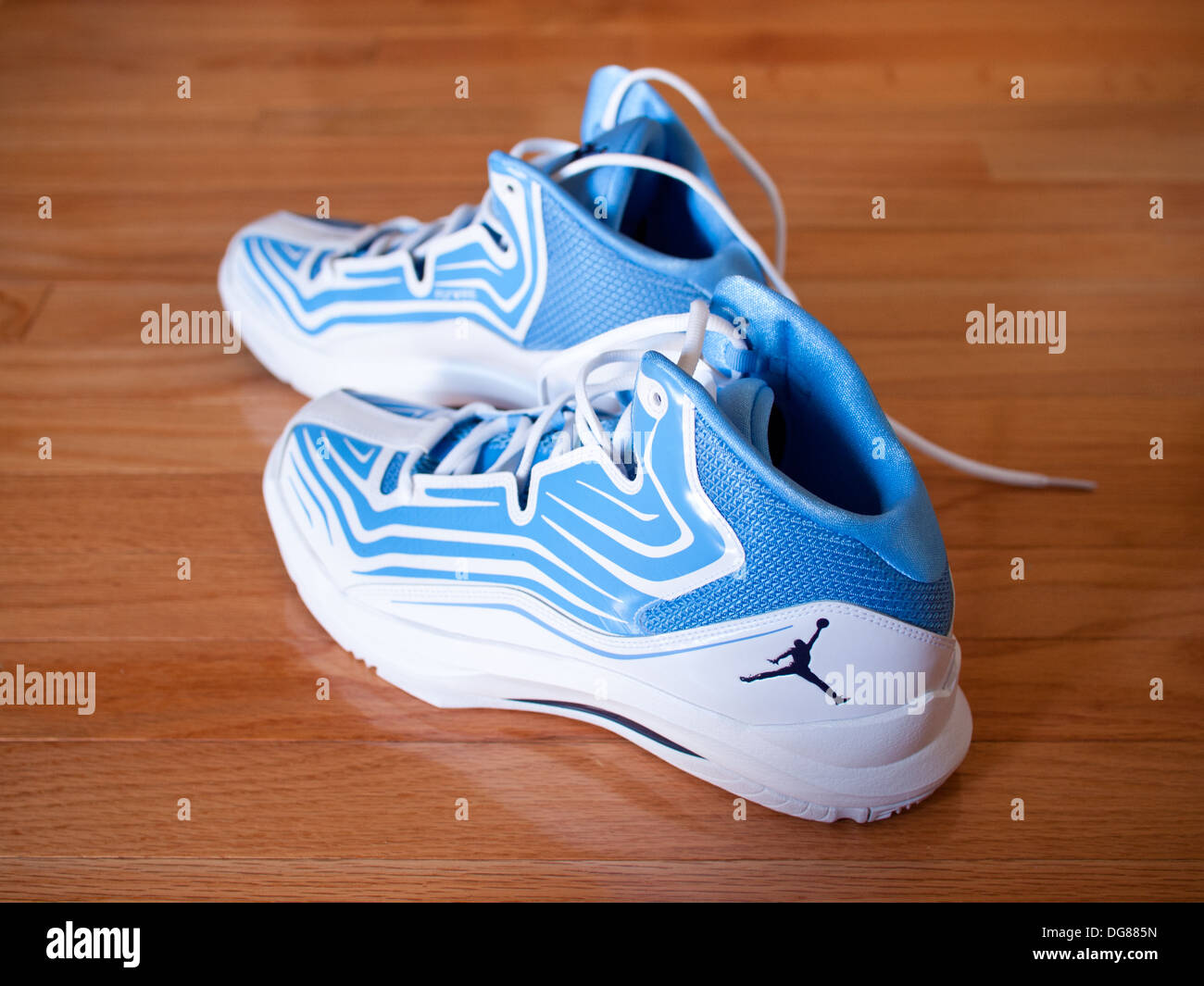 Une paire de bleu de l'université, midnight navy et blanc Jordan Aero Mania chaussures de basket-ball. Banque D'Images