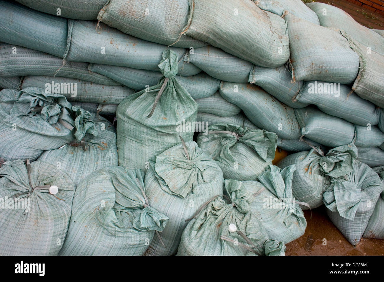 Des sacs sont empilés sur la rive du Mékong pour prévenir les inondations dans la région de Kampong Cham, au Cambodge. Banque D'Images