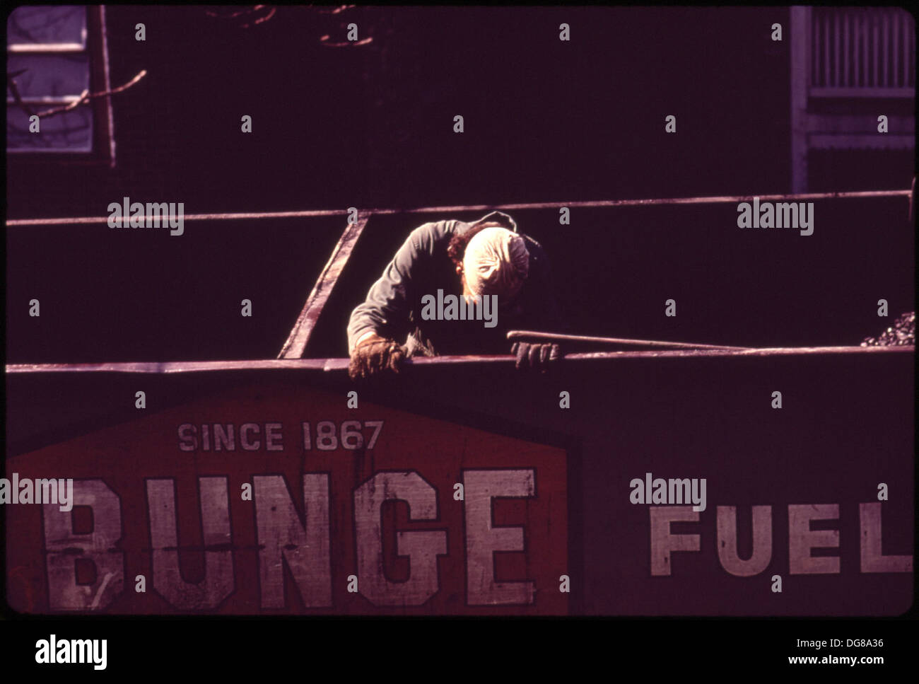 Une livraison de charbon a lieu sur le côté nord de Chicago, reflétant la nature industrielle de la région. Le charbon était une source majeure de combustible pour le chauffage et la production d'énergie au début du XXe siècle. Banque D'Images