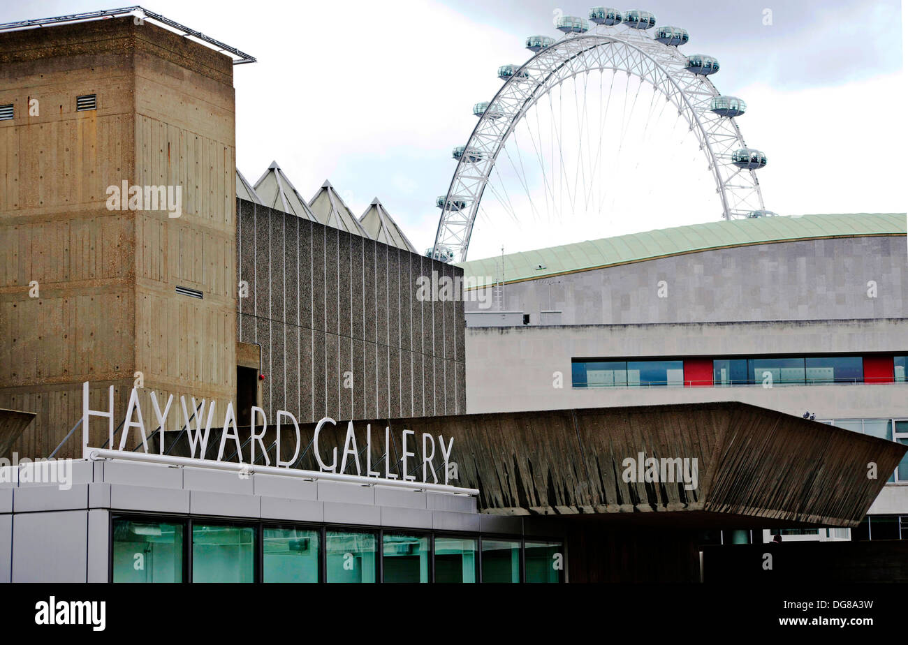 La Hayward Gallery avec London eye en arrière-plan Banque D'Images