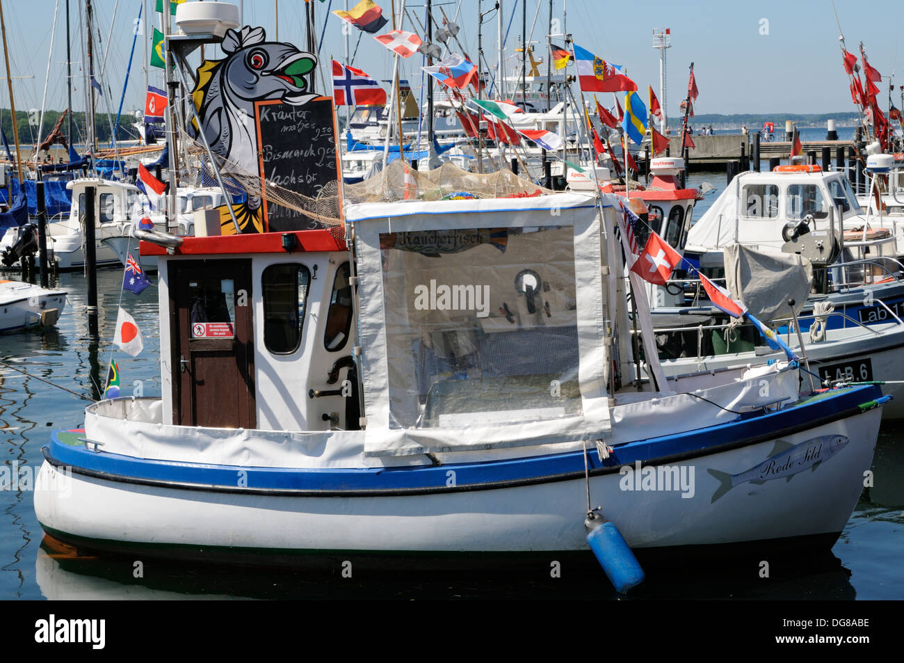 Verkauf von Fischbrötchen direkt vom Kutter, Laboe, Deutschland. | Vente de rouleaux de poisson directement à partir de la faucheuse, Laboe, Allemagne. Banque D'Images