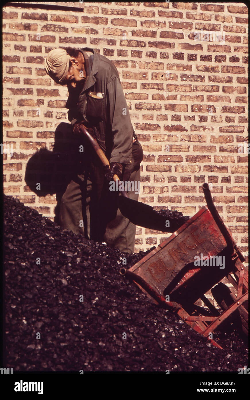 L'image représente une livraison de charbon à Rogers Park, un quartier du côté nord de Chicago. Cette scène illustre la vie quotidienne et l'industrie dans la région, montrant le charbon livré pour un usage résidentiel ou commercial. Banque D'Images