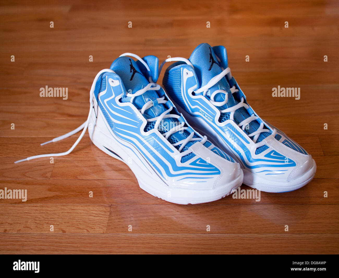 Une paire de bleu de l'université, midnight navy et blanc Jordan Aero Mania chaussures de basket-ball. Banque D'Images