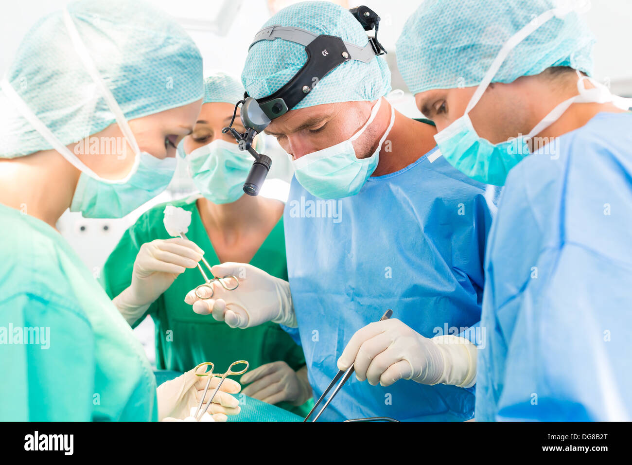 L'équipe de chirurgie de l'hôpital - dans la salle d'opération ou de l'Op d'une exploitation de la clinique sur un patient, peut-être que c'est une urgence Banque D'Images