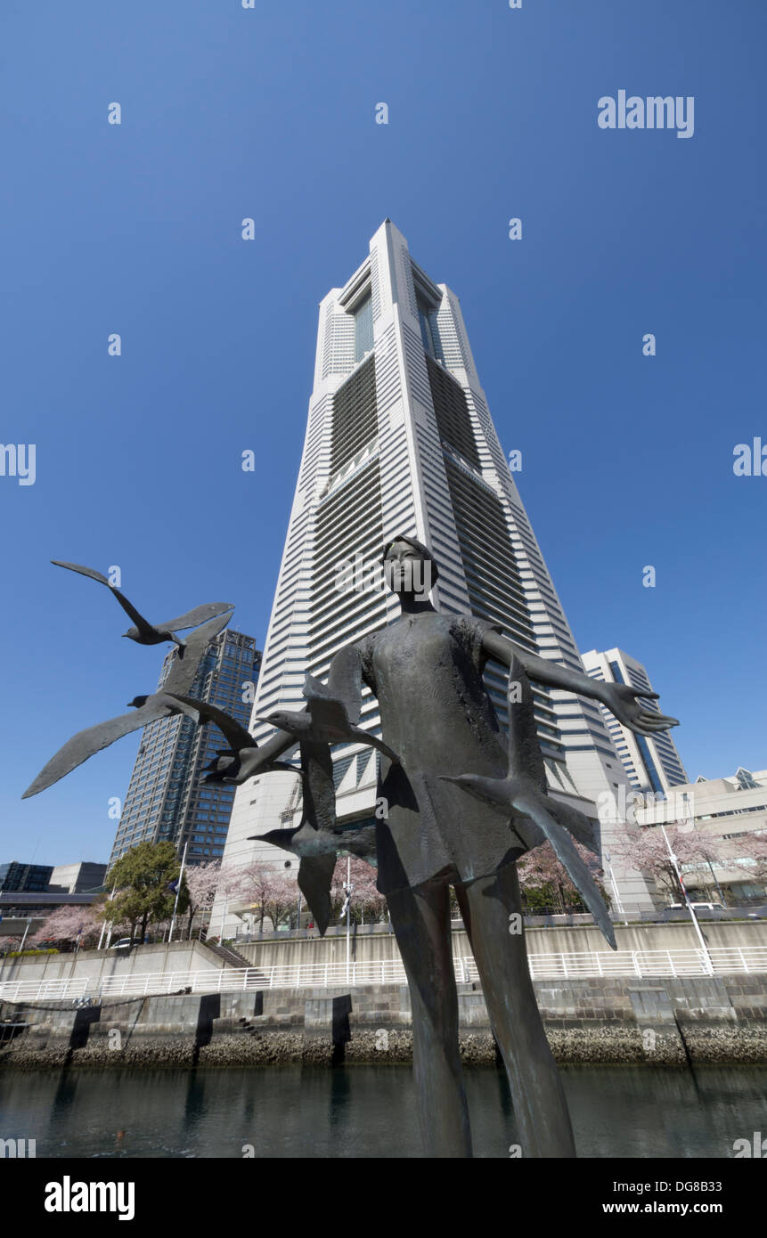 Une sculpture en face de l'Japon Yokohama landmark tower Banque D'Images