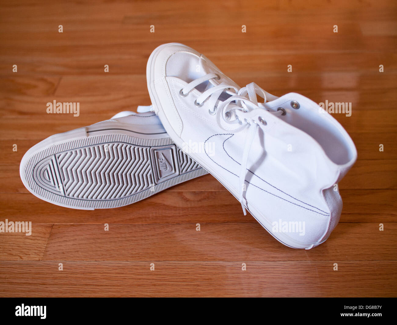 Une paire de Nike blanc Rendez Toile Canvas sneakers mi occasionnels, 2011 modèle. Banque D'Images