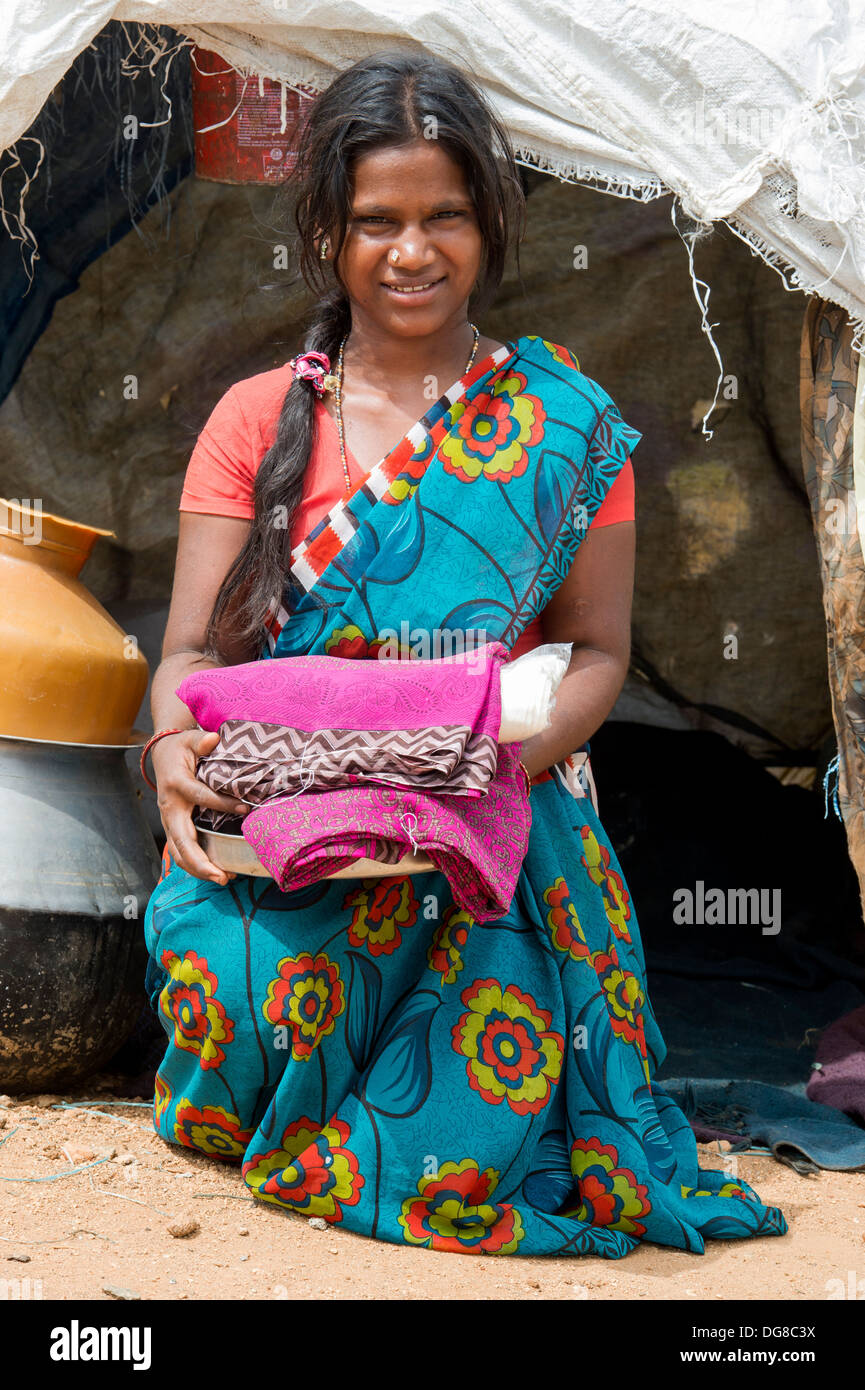 Les Indiens de caste inférieure adolescente enceinte avec de la nourriture et des vêtements à l'extérieur de son bender / tente. L'Andhra Pradesh, Inde Banque D'Images