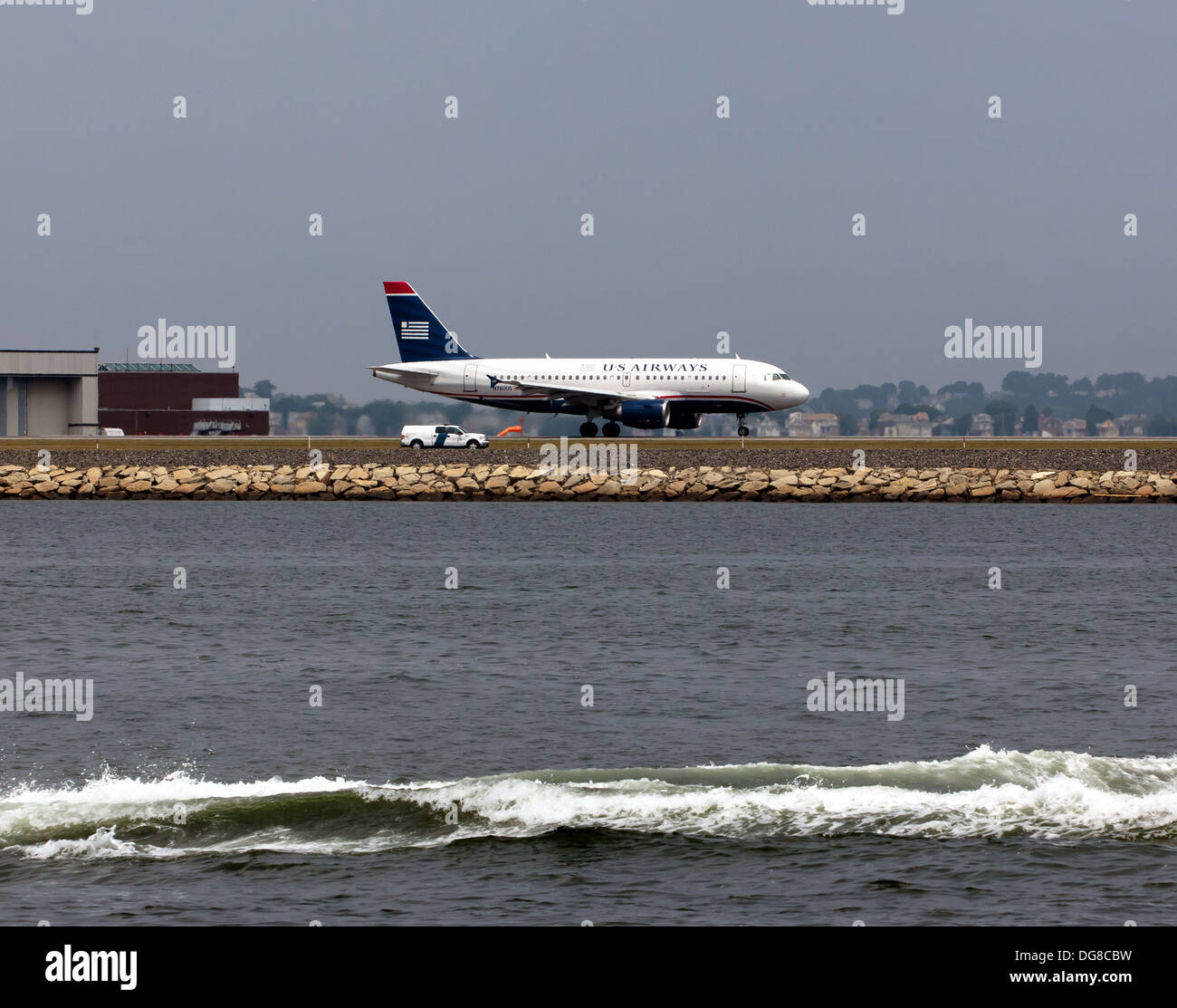 Un U.S. Airways Airbus A319-112, est assis sur la piste à Boston Logan, moteurs en marche et en attente de décollage, Banque D'Images