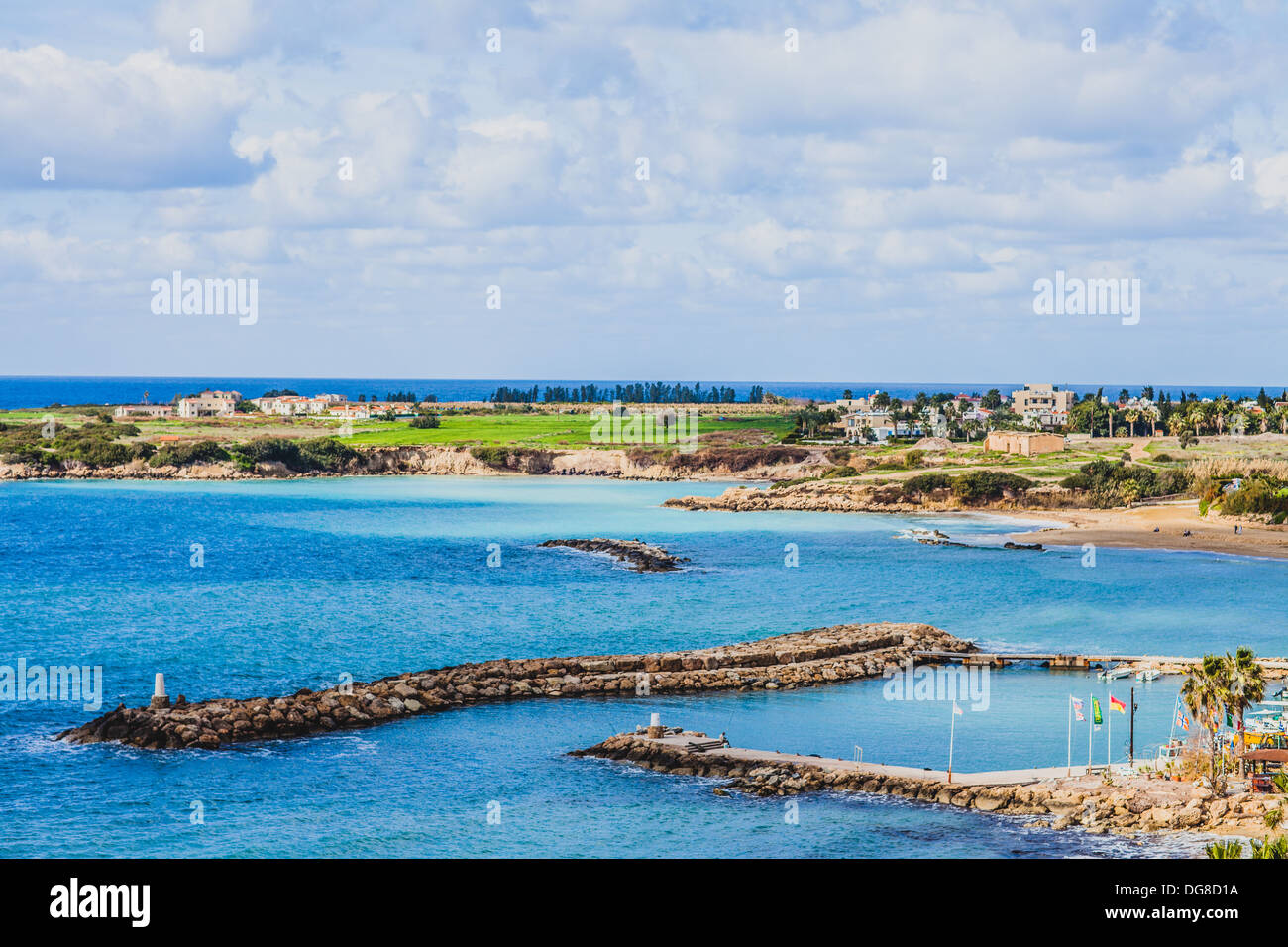 Ciel bleu et mer, Chypre, y compris le port. Banque D'Images