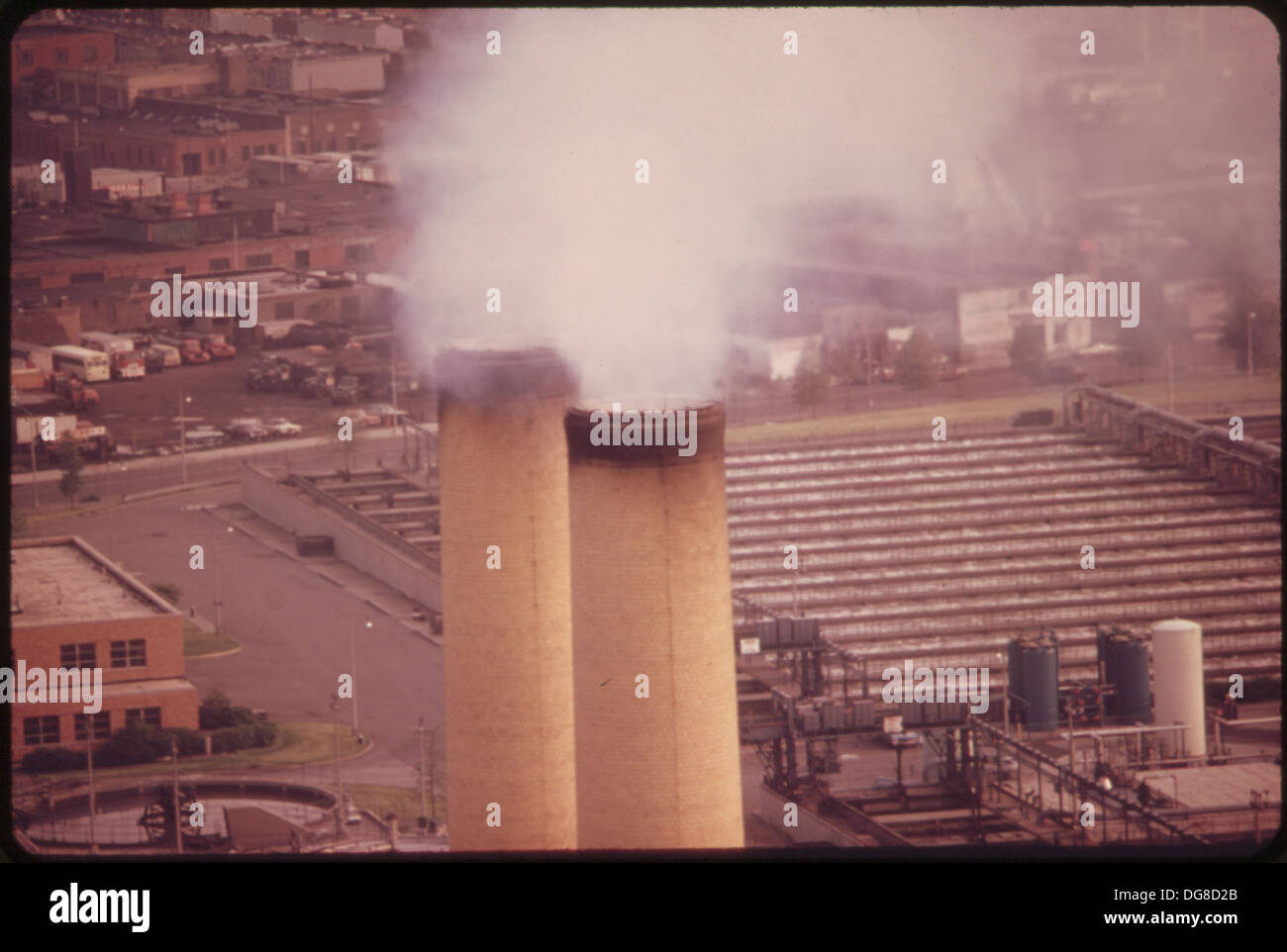 Les piles de fumée de Consolidated Edison dans le Queens, New York, représentent le paysage industriel de la région, soulignant le rôle de la production d'énergie dans l'infrastructure de la ville. Banque D'Images
