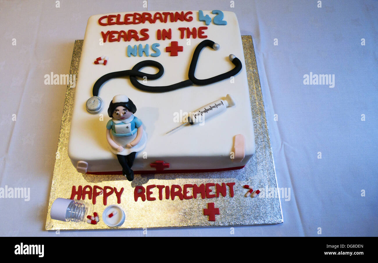 Infirmiere A La Retraite Gateau Decore Avec Aiguille Hypodermique Et Stethoscope Pour L Arret De Travail Des Employes Du Nhs Au Royaume Uni Kathy Dewitt Photo Stock Alamy