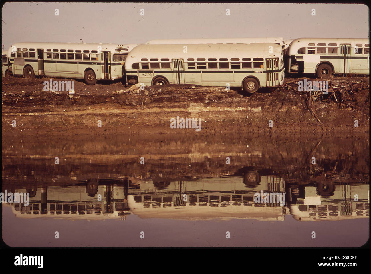 Érosion DE LA BANQUE PEUT CAUSER CES VIEUX BUS DE TOMBER DANS GWYNNS FALLS, à quelques centaines de mètres de l'GWYNNS... 546927 Banque D'Images