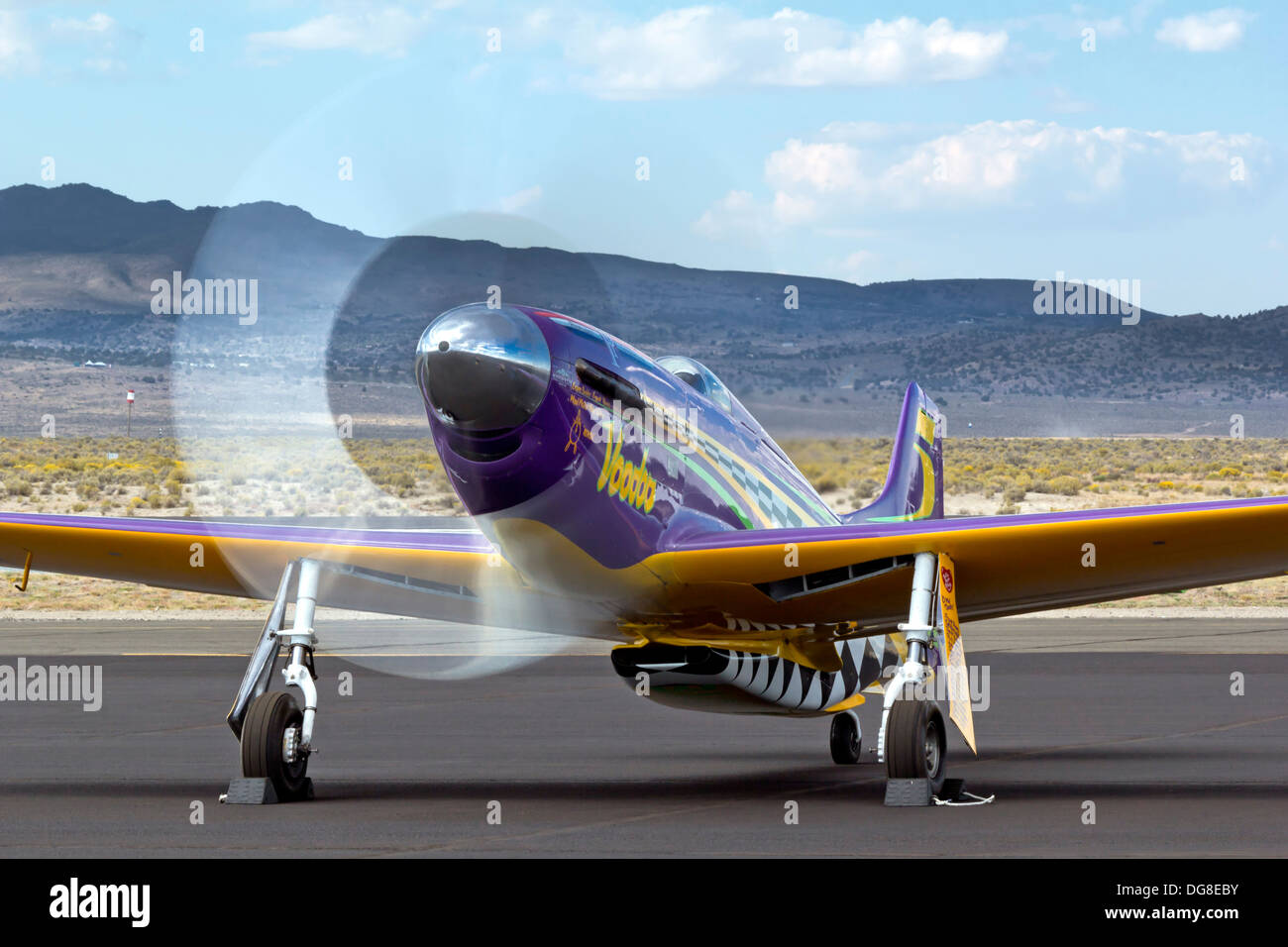 P-51 Mustang Air Racer Torpedo longe les tr/min après une course au championnat national 2013 Reno Air Races. Banque D'Images