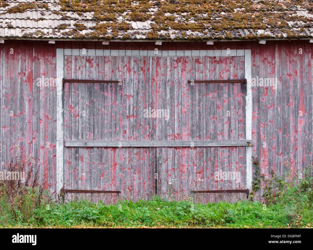 Portes à un old weathered barn Banque D'Images