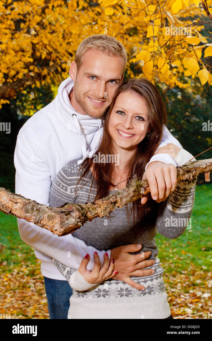 Portrait d'un jeune couple sympathique dans le parc, enlacés, souriant. Banque D'Images