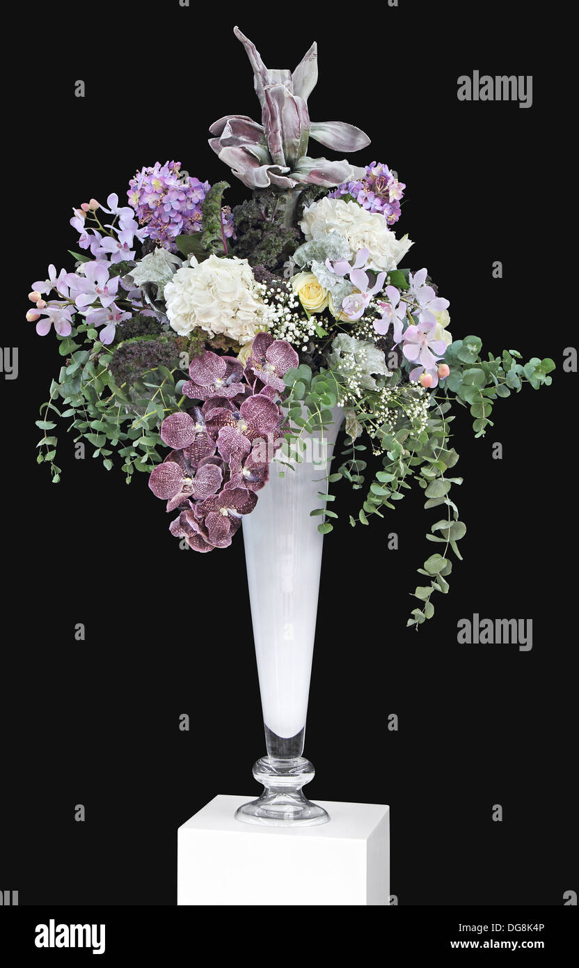 Bouquet de fleurs dans un vase et un fond noir Banque D'Images