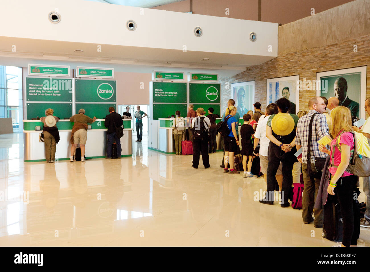 Les gens qui entrent dans le pays à l'Immigration, de l'aéroport de Livingstone, Zambie, Afrique Banque D'Images