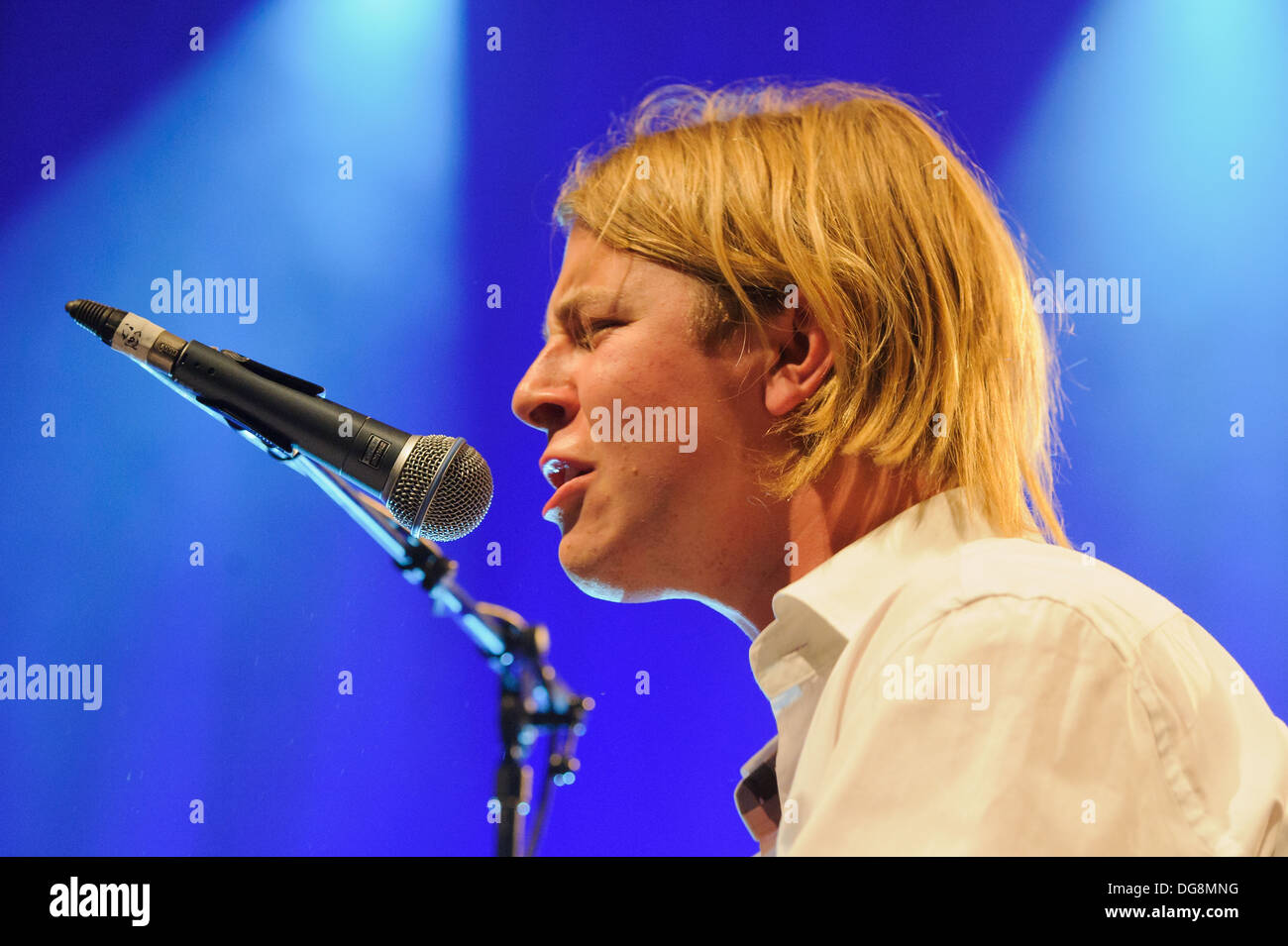 Chanteur et auteur-compositeur Tom Odell fonctionne à la Cambridge Corn Exchange dans le cadre de son 'Long Way Down' UK Tour Banque D'Images