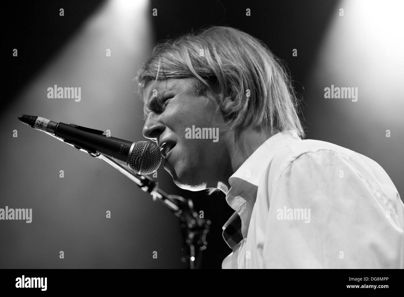 Chanteur et auteur-compositeur Tom Odell fonctionne à la Cambridge Corn Exchange dans le cadre de son 'Long Way Down' UK Tour Banque D'Images