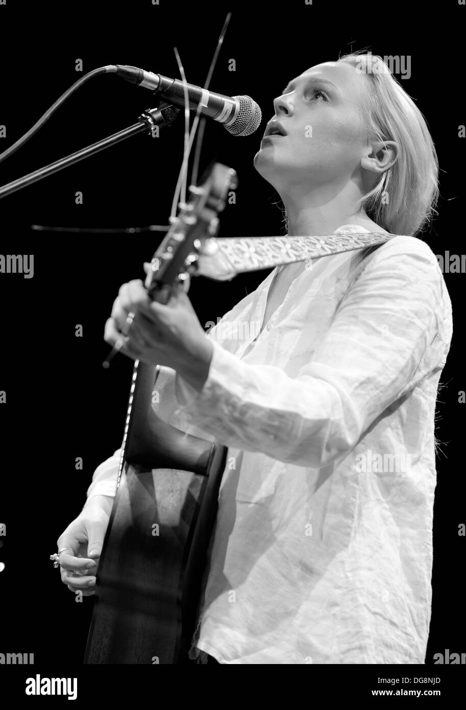 Auteur-compositeur-interprète Laura Marling se produit devant une foule de vendus à la Cambridge Corn Exchange Banque D'Images