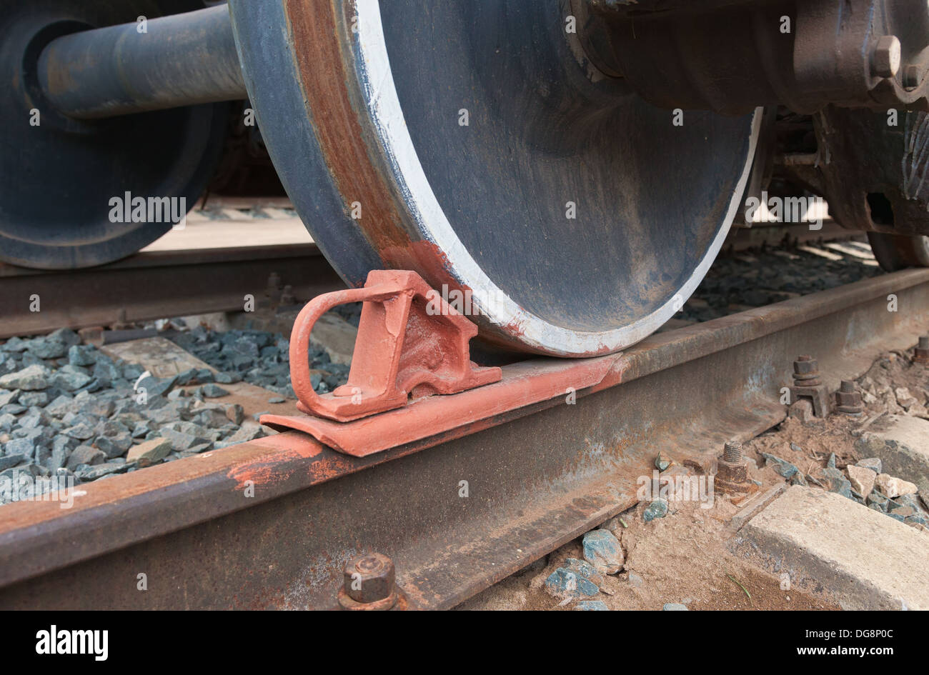 Roues de train et d'un sabot de frein Photo Stock - Alamy