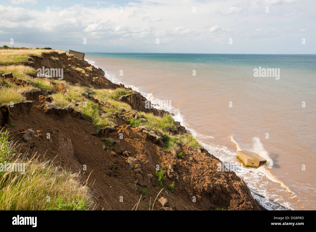 Un poste d'observation de la Deuxième Guerre mondiale s'appuyant de manière alarmante et sur le point de s'écrouler sur le bord de la Falaise près de Aldbrough UK Banque D'Images