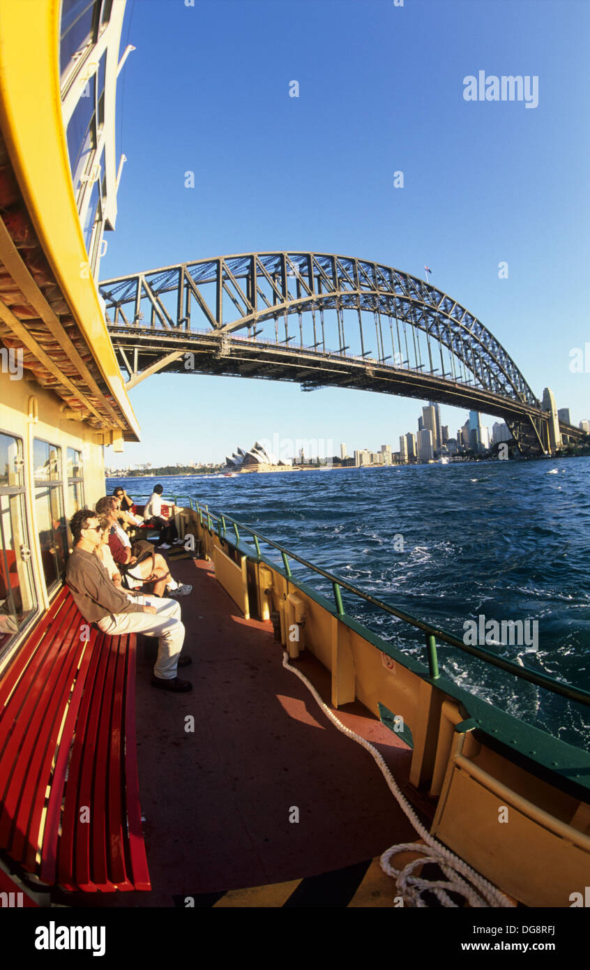 L'Australie, Sydney, port ferry, le Harbour Bridge et l'opéra en arrière-plan au coucher du soleil (ish). Banque D'Images
