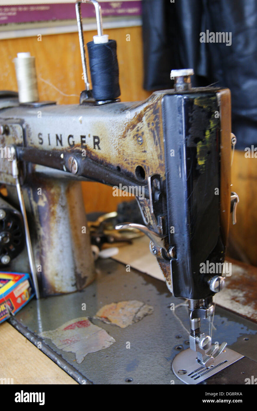 Machine à coudre à une boutique de tailleur à Addis Ababa, Ethiopie Banque D'Images