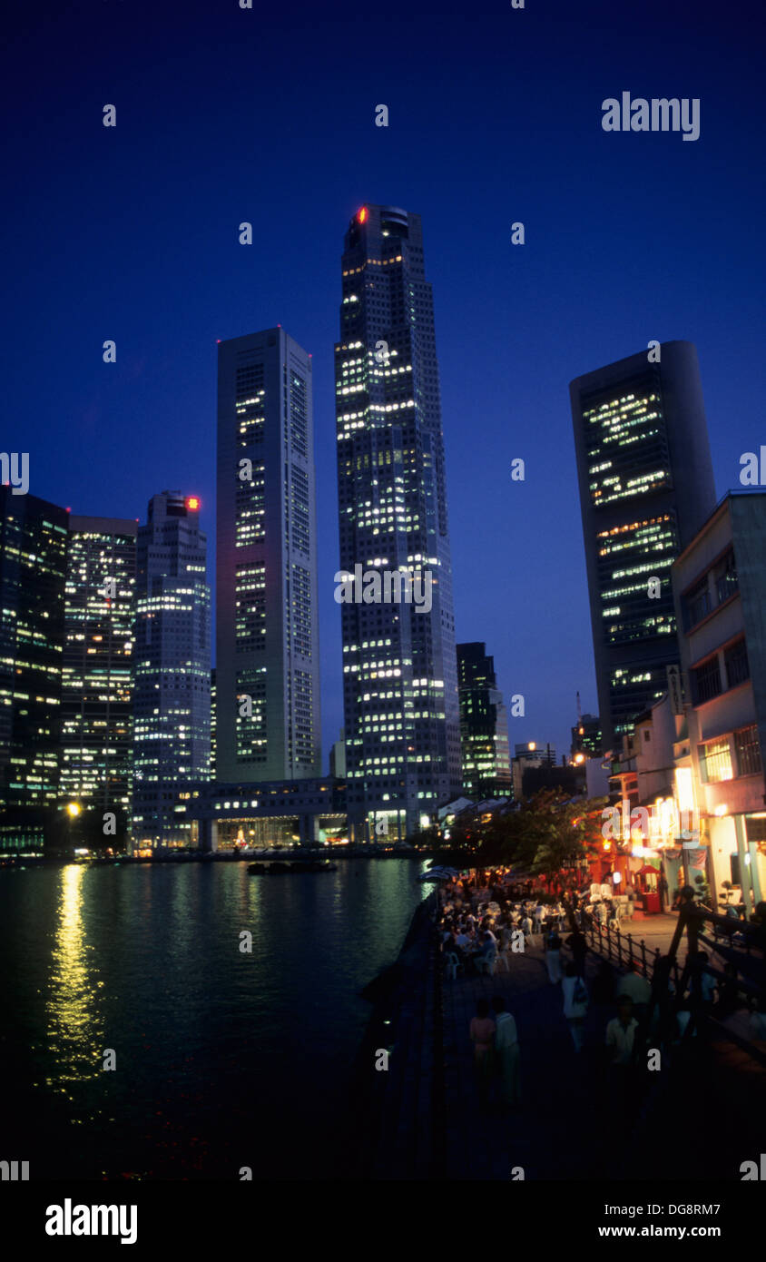 Singapour, le Boat Quay et ville la nuit. Banque D'Images