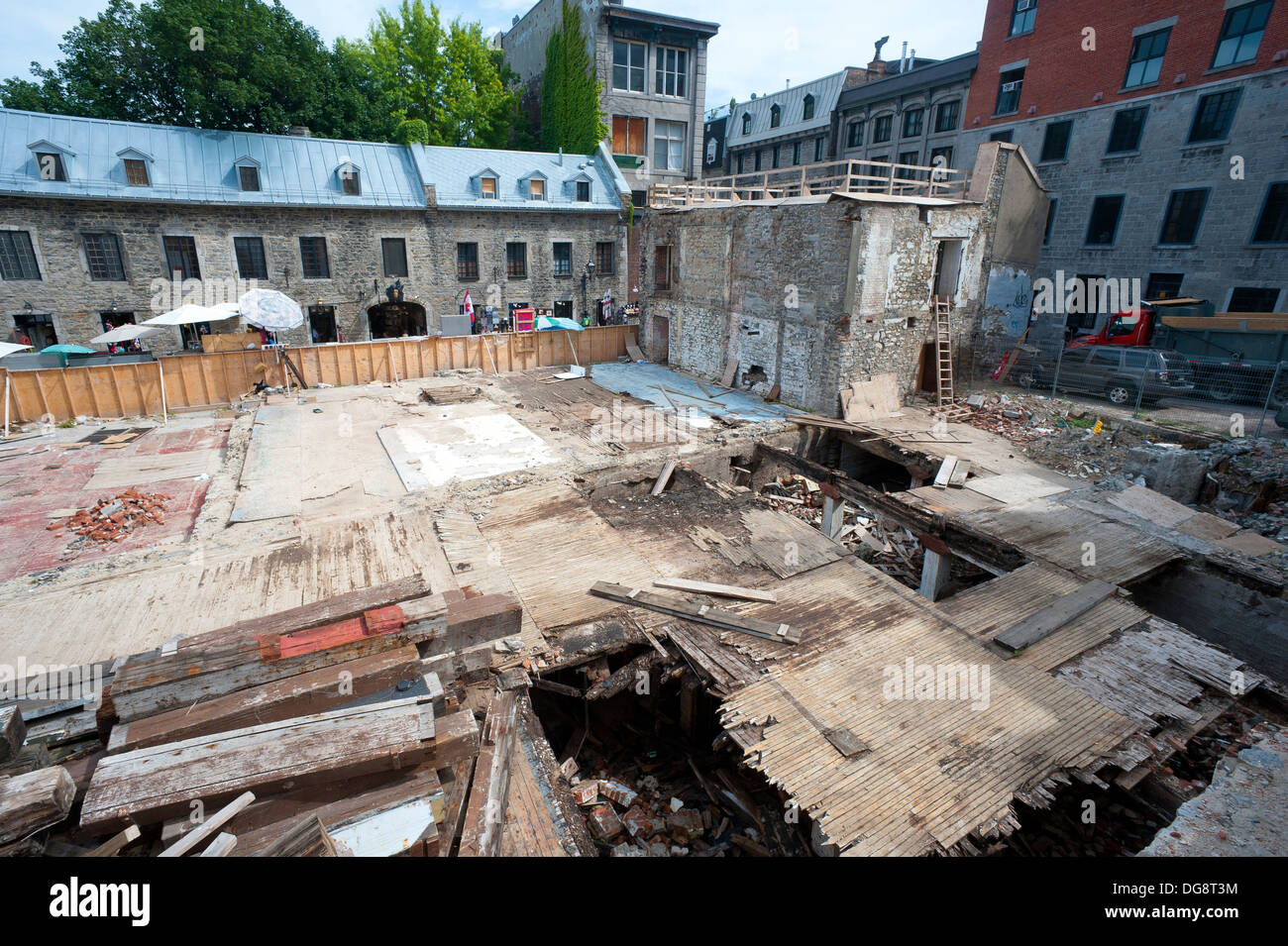 Démolition d'un bâtiment du 19ème siècle dans le Vieux Montréal, province de Québec, Canada. Banque D'Images