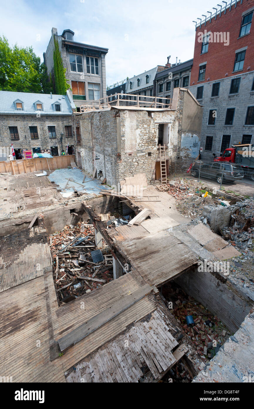 Démolition d'un bâtiment du 19ème siècle dans le Vieux Montréal, province de Québec, Canada. Banque D'Images