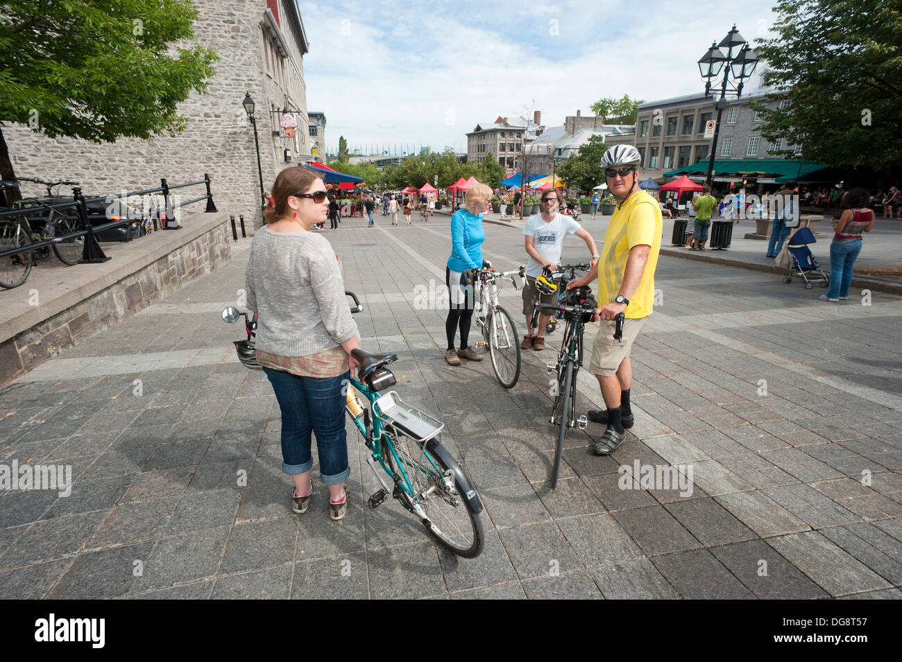 Les cyclistes sur la Place Jacques-Cartier, Vieux Montréal, province de Québec, Canada. Banque D'Images