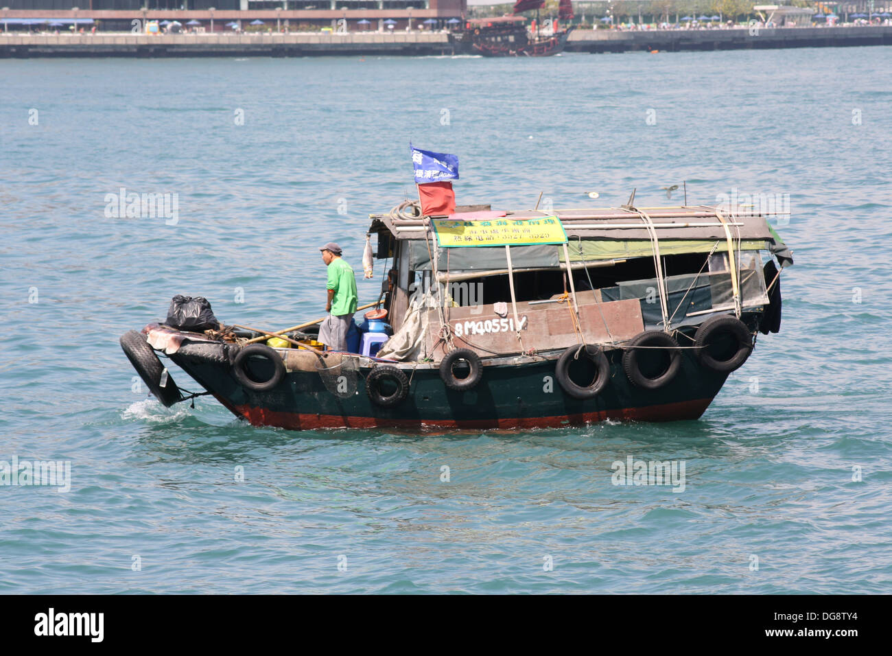 Junk avec fisherman crossing Victoria Harbour Hong Kong, Chine Banque D'Images