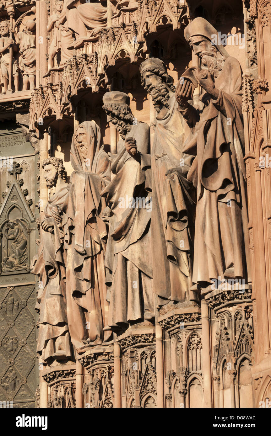 Elk213-1203v France, Alsace, Strasbourg, Cathédrale Notre Dame de Strasbourg, façade principale statues Banque D'Images