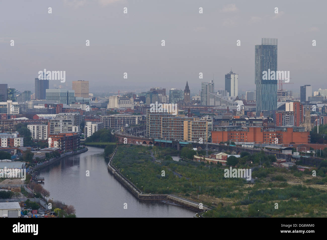 Le centre-ville de Manchester et de bâtiments dont les toits de Beetham Tower et hôtel de ville Banque D'Images