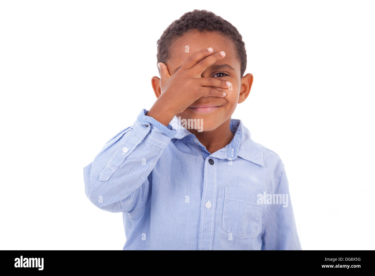 African American boy de se cacher les yeux, isolé sur fond blanc - les noirs Banque D'Images